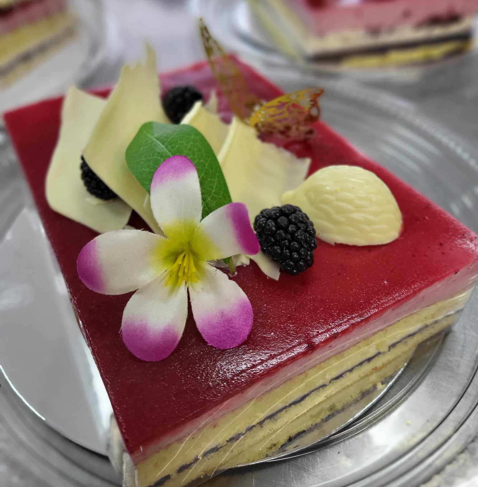 Gâteau Mousse chocolat blanc et fruits rouges - Labrie Traiteur